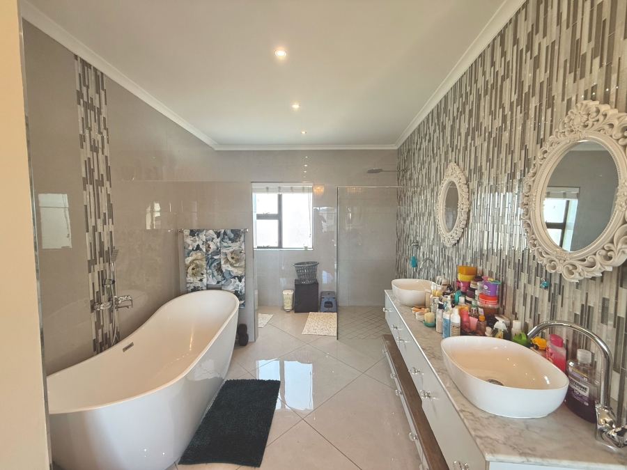 5 Bedroom Property for Sale in Parklands North Western Cape